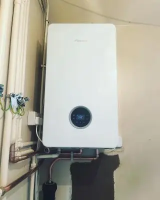 42 year old floor standing old chugger replaced with a Worcester Bosch 8000 Life 30 Kw regular condensing boiler with magnetic filter giving the customer a 12 year guarantee fitted today, Powerflushed and wireless pump overrun kit added due to lack of wires ! Long hard day but rewarding as their system is now working perfectly and will save them on their gas bills 💥💥💥💥💥💥💥💥#worcesterbosch #boilerinstallation #12yearguarantee #powerflush #reliableheatingengineer #chaldon #efficiency #caterhamplumber #caterhamheatingengineer #heatingcompany #satisfiedcustomer