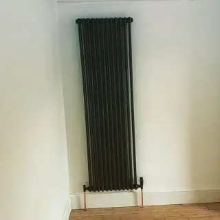 Removal of bay window radiator and install of this vertical anthracite modern rad today, rerun of pipes, also discovered this system seriously needs a Powerflush 💯💥 quoting for a new boiler and flush tomorrow 😄#verticalradiator #modernradiators #powerflush #plumber #heatingengineers #surreyplumbers #needaplumber #heatingsystems #caterhammums #caterhammumsanddads #whyteleafe #worcesterboschboilers #reliableplumber #qualityworkmanship